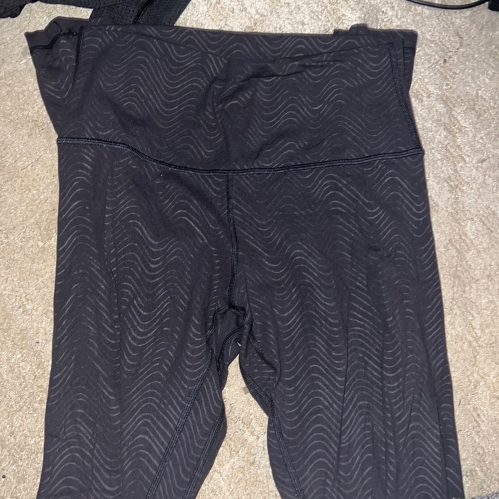 Lululemon patterned Align 7-8 inseam size 8 leggings.